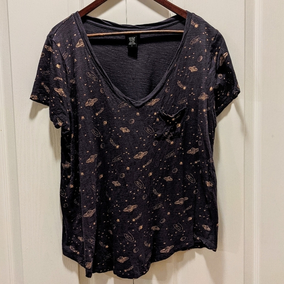 TORRID METALLIC GALAXY PRINT V-NECK POCKET TEE - Picture 2 of 5